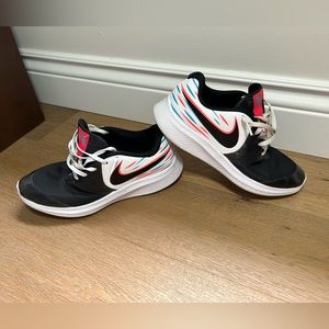 Men’s 7/women’s 9 Nike Running shoes